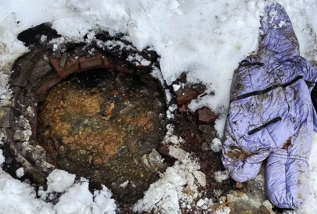 Саратовские коммунальщики нашли в канализации детский комбинезон